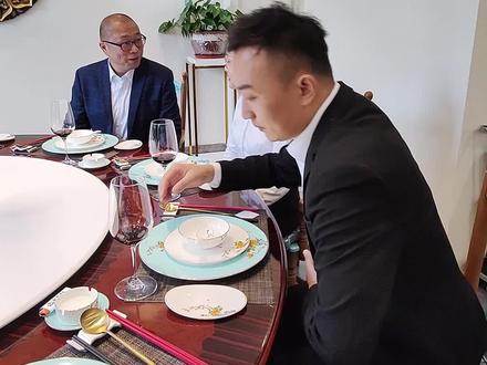 敬酒站左边还是右边?#心动餐厅 #美食推荐官 #餐桌礼仪