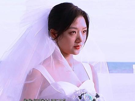男主参加朋友的婚礼,新娘出场时却发现是自己的女朋友,原来这是她为了向他求婚而精心策划的一场婚礼。
#十年一品温如言从校服到婚纱 #电影十年一品温如言 #十年一品温如言婚礼