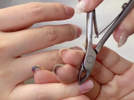 我觉得黄皮做也不显黑呀#美甲教程 #蓟县美甲 #海莉 #蹭粉美甲 #乳白渐变美甲