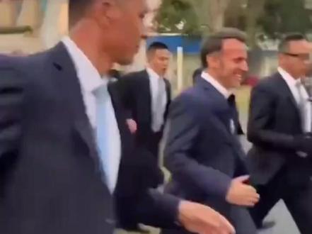 法媒发布视频:马克龙一路小步快跑,与四川大学学生见面。马克龙:此次访华只有一个遗憾 (来源:中国新闻网)