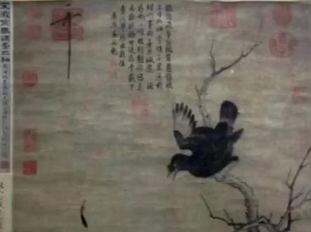 美国底特律美术馆藏“宋徽宗赵佶鸜鹆图”,#南京博物院 也收藏有同样一副,与仇英《#江南春》同样出自庞家捐赠,哪一个真哪一个假?画作流传中有怎样的故事?
宋徽宗赵佶尝作《鸜鹆图》,落款“天下一人”、钤印“御书”,写二鸟争斗、一鸟立枝头相机而动,寓意三国之势。鸜鹆,也作鸲鹆,俗名八哥儿。
庚辰春,即1760年春天,#乾隆 御览此图时,御题“活泼泼地”大字,并在画幅顶端中间的位置御题诗二首,钤印“乾隆御览之宝”“古希天子”“五福五代堂古稀天子宝”“太上皇帝之宝”等,可见不止御览一次,深爱之。但《石渠宝笈》诸编未著录。
庚戌季冬中澣(1851年2月)咸丰帝和诗二首,同时还有奕誴、奕訢、许乃普、沈兆霖各和诗二首。题于画幅左右两侧。
光绪年间,此图不知通过什么途径流出清宫。光绪丁酉(1897)仲冬阎迺竹边题“南海銕画楼藏”,之后玉峰周氏、庞元济(字莱臣)递藏。
美国底特律美术馆藏“宋徽宗赵佶鸜鹆图”,是美国收藏家弗利尔(Charles L. Freer,1856-1919)旧藏,清末民初他曾四次来华,与沪上藏家庞元济等交往,购买藏品。光绪二十五年(1899),庞元济在南浔建造“宜园”,园内收藏名画的地方即为“虚斋”。凡他收藏的书画,均钤“虚斋”印章。庞元济与文物走私商卢芹斋也有来往,双方约定,庞每月给卢供货一次,卢走私美国。
美国底特律美术馆藏“宋徽宗赵佶鸜鹆图”,没有阎迺竹边题“南海銕画楼藏”题识,惑恐此图出宫时便被揭裱一次,弗利尔买去的是揭裱品。弗利尔在1919年去世,此图未入其在华盛顿设立的弗利尔美术馆,而是由William R. Clark夫人在1975年赠给底特律美术馆。
返回头说国内。“宋徽宗赵佶鸜鹆图”后由#庞元济 收藏,1924年《虚斋名画续录》著录。庞先生是一代书画收藏大家,梁启超说他“家有唐(六朝)画十余轴,宋元画近千轴,明清名作不计其数”。
单说“宋徽宗赵佶鸜鹆图”,由于原作破损严重,可能是被揭裱过的原因。庞氏邀请海派名家陆恢对摹两幅“宋徽宗赵佶鸜鹆图”,从此,世上又存两幅摹本“宋徽宗赵佶鸜鹆图”,一本于1936年被日本人原田尾山(谨次郎)购得,一本于1950年代由庞家后人捐给国家,收藏于南京博物院。但是这副作品,乾隆御题没有“太上皇帝之宝”印。“五福五代堂古稀天子宝”钤印位置不同于原作。
那肯定作假了。
谁真谁假?!