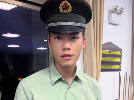 一双鞋的亮度就可以体现一个人的精气神#曾嵘#正能量#擦皮鞋