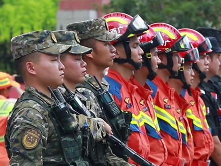 你可能不认识我,但你一定看到过我的身影!你们尽管乘风破浪,考场有我们护航!#2025高考加油 #2025高考