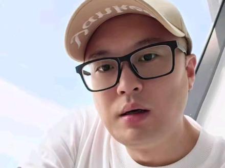 追觅俞浩下令让全厂员工做自媒体,连发数百条视频看似疯狂,实则藏满流量、融资、IP布局的深层算计,成年人的商业世界,从来没有即兴发疯。 #追觅俞浩 #商业底层逻辑 #老板IP背后的套路 #追觅 #俞浩