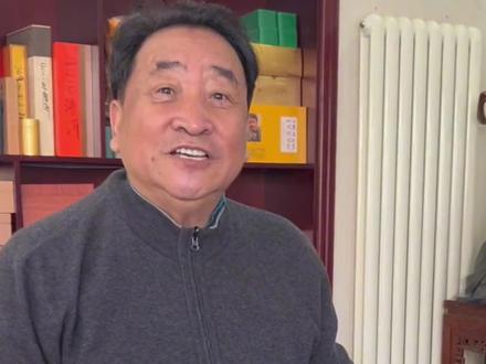 姜昆美国豪宅过圣诞节,与好友合唱歌颂祖国,引发争议后关闭评论 75岁姜昆在美国加州豪宅与多位老艺术家过圣诞节,亲自拉手风琴领唱《我和我的祖国》,强烈的反差感引发争议,现在已经关闭评论功能了!网友调侃:此生不悔入华夏,家住加利福尼亚;洋装虽然穿在身,我薪依然中国薪! #姜昆 #姜昆相声 #圣诞节 #相声演员 #2025影娱年终大赏