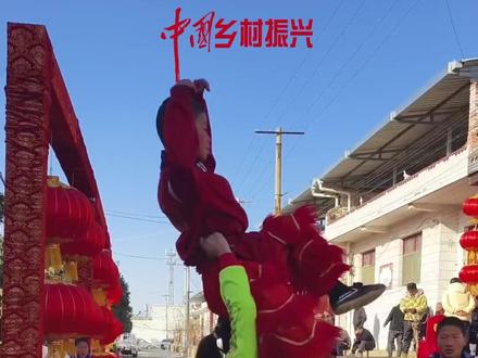 陕西19岁姐姐带着10岁弟弟练舞狮,梅花桩上翻飞腾跃,身姿灵动、配合默契。为姐弟俩点赞!# 文化中国行 @陕西大荔释常龙醒狮队《培训基地》