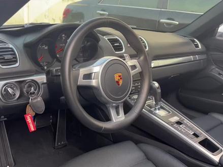 今天是,#15款保时捷Boxster 2.7L Style Edition,15年10月 保时捷 两门两座敞篷软顶跑车 电动座椅加热 自动空调 自动头灯 bose音响 白外黑内 内外新净 回头率拉爆 粤A牌 8万公里车况精品 ,精准操控、充沛动力和独特设计,特性,保时捷中置后驱跑车的经典基因,以50:50配重和精准底盘调校,充沛动力,搭载2.7L水平对置发动机,提供线性动力输出和高效性能,0-100公里/小时加速仅需5.7秒,动力表现强劲且燃油经济性兼顾。 作为特别版Style Edition,其外观更具个性,延续了保时捷力量美学设计语言。
最高车速262-288km/h(具体因年款略有差异),流线型车身,中置后驱布局。兼顾日常驾驶与运动性能,另外保时捷718是Boxster的第三代车型,于2016年正式发布,而Boxster作为上一代产品,其第一代可追溯至1996年。718代表了保时捷对入门级跑车的技术革新,采用了更现代的涡轮增压平台。补充。2.7L Style Edition 是保时捷为旗下Boxster和Cayman车型新款道奇酷威发动机推出的特别版命名方式,其中“2.7L”指车辆搭载的发动机排量,“Style Edition”则代表风格特别版,通常通过外观和内饰的专属设计提升独特性。
这款特别版车型基于基础2.7L发动机版本打造, 动力系统保持一致,例如最大功率约202千瓦(275马力),最高时速可达264公里/小时,0-100公里/小时加速时间约为5.6秒;但通过增加专属配置来增强辨识度,如19英寸轮圈、运动排气管、车身同色防护杆以及内饰中的“Style Edition”标识等。
Style Edition作为保时捷的特别版系列, 旨在通过细节升级平衡个性化与实用性#敞篷跑车保时捷博克斯特