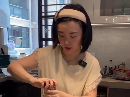 关于我的汗管L,这就来给你们解说啦。然而我还得坚持吃我的花胶,这样才Hui复得更好!今天用浙➕鲜剖的白花胶,女人嘛,就要对自己好一点#鱼胶花胶 #潮汕人 #好好生活慢慢相遇