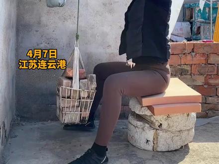 4月7日,江苏连云港。贾女士产后抑郁开始健身锻炼,在自家小院就地取材打造了一个家庭健身房,砖头砌凳,牛仔裤做沙袋,轮胎做杠铃……贾女士称,自己一个人在2月开始动工,4月差不多完成,健身给自己带来了体型和精神状态上的改变,已经从135斤减重到99斤了。
