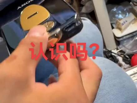 #索尼随身听 这是索尼Walkman 系列的 WM - EX1HG 磁带随身听 ,功能丰富又经典,主要有这些:
- 磁带播放:最基础的,能播放磁带里的音乐,通过按键可 快进(FF)、快退(REW) ,还支持 自动翻转 ,听完 A 面,双道磁头配合反转电机自动播 B 面,不用手动换面。
- 音效技术:带 EX DBB(增强型动态低音提升) ,强化低音效果,听节奏感强的音乐更带劲;有 Dolby B NR(杜比降噪) ,减少磁带播放时的杂音,让音质更干净;还有 AVLS(自动音量限制系统) ,保护听力,避免音量过大损伤耳朵 。
- 智能选曲(AMS):按下相关按键,能智能寻址到下一首曲目,快速切换想听的内容,在当年算很方便的“黑科技”功能。
- 播放模式:支持 重复播放(REPEAT) ,可循环听喜欢的段落或歌曲;部分同系列机型(虽图中未明确,但 Walkman 常见逻辑)还可能有随机播放等模式,不过核心的播放、控制功能围绕磁带操作展开 。
它是磁带音乐时代的代表性产品,现在除了听音乐,也成复古数码收藏、怀旧体验的热门物件,感受磁带转动和模拟音质的独特韵味~ 要是机器有额外拓展(比如部分机型可外接电源、搭配特定线控实现更多操作),得结合具体完好度和配件看,但基础功能大多围绕上述磁带播放、音效、选曲这些啦