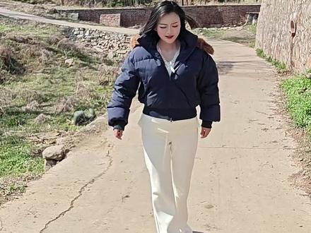 玉芬啊,你让彪哥好伤心……来个戏舞两掺儿,随着音乐扭一段