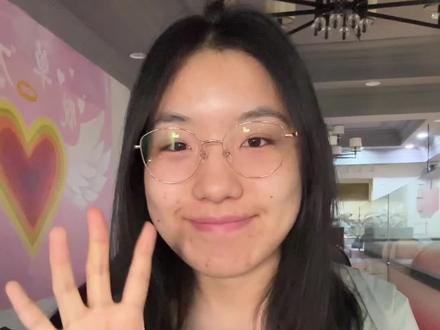 🍊瑞幸新品·小青桔美式喝了,测评如下:
点单:正常冰 不另外加糖
整体的口感是偏酸的
非常像之前出过的一款青柠美式
第一口是酸酸的,还有点发涩发苦
后面会有一点回甘
#送暗恋男生什么礼物好 #瑞幸新品 #瑞幸咖啡 #新品测评 #真实生活分享计划 @抖音小助手 @抖音创作灵感