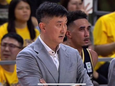 全员拼至最后一秒!广东加时险胜北京,这就是广东精神#致敬广东男篮#广东主场102比99加时战胜北京系列赛比分1比1扳平#CBA季后赛名场面张皓嘉三分压哨绝杀