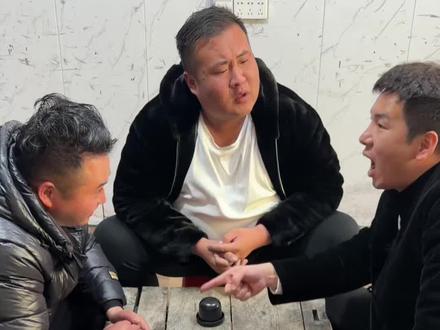 拖鞋挑战之摇骰子抓老大!#男人简单的快乐 #专治不开心 #看一遍笑一遍 #放心借 #放心借入口