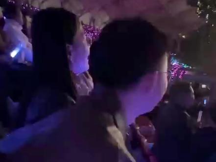 我在女神Angela的演唱会上被求婚啦#张韶涵演唱会自贡 #求婚现场 #演唱会求婚
当《我恋爱了》的前奏响起,我还以为这将是今晚最甜的惊喜——直到你给了我一束花,拿出头纱,为我轻轻戴上,然后单膝跪地。
万人的欢呼、漫天的荧光,瞬间都成了这一刻的陪衬。
耳边是Angela的歌声,眼前是你。那一刻我仿佛回到了看《公主小妹》的年纪,而这次,我不再是屏幕前的观众,是你让我成为真实剧情里的公主。
我的Angela女神见证了:我的男孩在繁星般的
荧光海中,给了我一场比偶像剧更闪亮的答案
而我的回答是毫不犹豫的那一句“我愿意”
我将永远记得这个浪漫的夜晚
也祝福大家找到那个让你心动、心安、一生相伴的真爱。