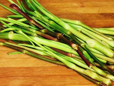 炒水芹时,切记不要直接下锅炒,多加2步,脆嫩爽口,营养又解馋#抖音美食创作人 #跟着抖音学做菜 #一起吃饭吧