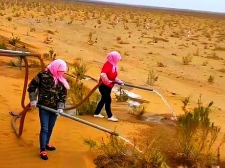 沙漠洪水 撒哈拉沙漠(摩洛哥):2024 年 10 月,撒哈拉北部遭遇特大暴雨,出现 “沙丘冒水” 奇景,引发数十年一遇的洪水。
中东沙漠(阿联酋、阿曼):2024 年 4 月,飓风带来极端降雨,阿联酋艾因地区24 小时降雨 254.8 毫米(超年均 2 倍),引发山洪。#分享我的旅行回忆#人间观察计划 #洪水 #沙漠 #旅行推荐官 @DOU+小助手 @抖音小助手