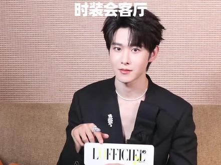 在戴比尔斯高级珠宝展遇见了@田嘉瑞 他手上的楹华盛放套组一亮相就吸引了所有目光,戒指上的紫色渐变珐琅与水滴钻石仿佛蓝花楹在指尖轻轻绽放。现场他分享了自己的看展感受,还聊起了近期拍摄和综艺里的趣事。一起来看看他眼中的珠宝C位吧~