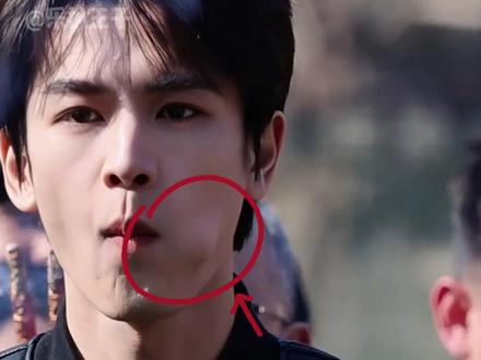 明明自带偶像包袱,为何张凌赫的舌头总爱在嘴里打转?没想到是外行人不懂的秘密#张凌赫 #王鹤棣 #王楚然 #内容启发搜索 #影娱热点团