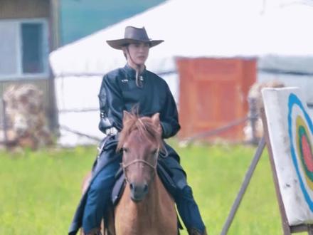 马背上无处安放的长腿#于适yosh #骑马 #草原 #听是谁在唱歌