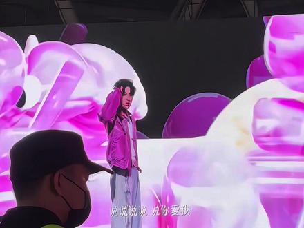 《大舌头》大屏完整版 大概就是浚铭一出场全场都萌化了#陈浚铭新音来了个小蛋糕 #tf新年音乐会 #演唱会 #大屏 #大舌头