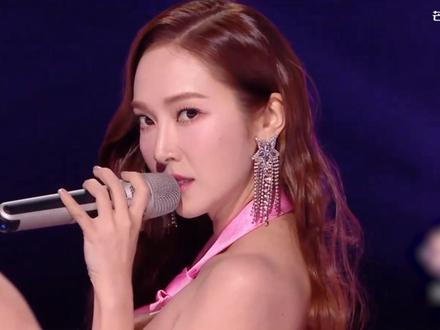 #郑秀妍跨年晚会遇见舞台好甜美 #郑秀妍跨年一秒换装甜辣满分 #郑秀妍湖南卫视跨年唱跳舞台好稳 #郑秀妍 Jessica 带来歌曲《levitating》,舞台上一秒是身穿长裙的甜美公主,下一秒就变成带感满分的摇滚甜心,好飒!#湖南卫视跨年晚会