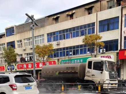 公路上的洒水车,居然是隐形的消防车#车知识 #洒水车