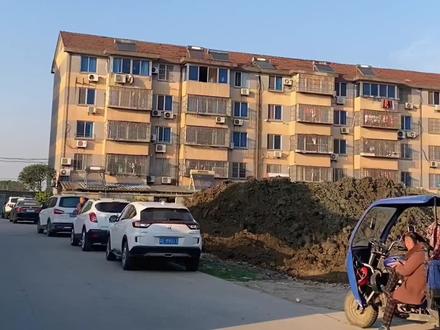 #常熟 #无锡 王庄有个新巷村,一条村道成了无锡锡山区港下镇和苏州常熟市尚湖镇的交界处………