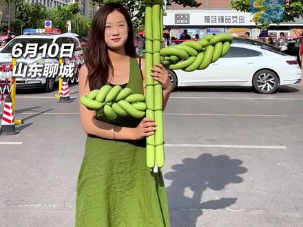 2025高考落幕,在聊城的考场外,考生的家人们翘首以盼迎接他们出场,有的手捧鲜花,有的高举横幅,有的悄悄抹泪……但所有的仪式感都在说着同一句话“我们永远爱你!”高考会结束,但家人亲手写在孩子人生考卷上的答案,永远只有两个字:在场。#高考 #仪式感