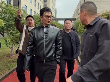 战略合作:肖总帮吴樾卖茶叶 吴樾帮肖总卖酒#肖志峰 #人之初李国勇 #吴樾 #战略合作 #临川贡酒