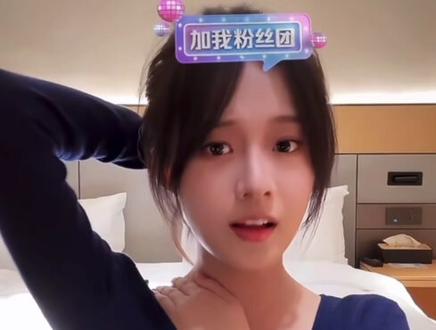 #直播精彩分享 被玥玥笑晕在直播间🤣 自封许愿池王八,还配了专属小乌龟,太会了!#侯呈玥#月光永不坠落 #京雪未央 #秦疏意