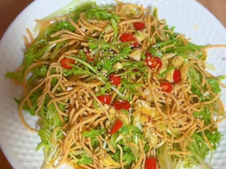 苦菊拌馓子 这道菜在山东的饭桌上常见菜,没有试过的姐妹可以试试🥰#自制美食 #做菜我是认真的 #自己动手做美食好吃又营养 #健康美食自己做