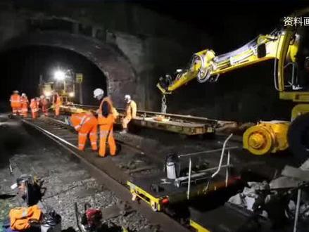 昆明试验列车与施工人员碰撞