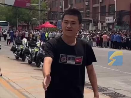 6月7日,山东德州,男生走出考场主动握手白衬衫警察,“领导,我要考山东警察学院”#社牛天花板 #为家乡高考学子打call #人生闪亮时 #2024高考必胜
