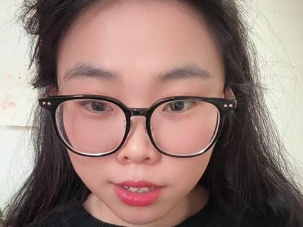 “冷美人”被造谣投喂背后的原因究竟是什么?是嫉妒?是恶意?还是有人觉得没面子?自始至终我都没觉得冷美人有什么错,报名条件满足,她就是来参加比赛,然后想坚持到最后的,甚至采访自己阐述过,为什么劝她退出,生理期她自己也清楚,那些外在的声音,针对于她女性身体的结构那样的噪音真的太吵了,正如她所说,我不会退赛,除非被抬下来,她身上面对比赛的这股劲儿,这个精神确实强的没边,后来查过才发现,她还是躺平大赛的冠军,比赛虽然结束,我们网友在自己工作生活中遇到困难困境的时候,也许我们会想到她,佩服她,这样的精神值得被记住,因为我永远做不到她这样。希望她身体早点恢复,好好生活。
#冷美人 #荒野求生七星杯 #张家界荒野求生