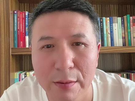 520情人节,给老婆送束花。 夫妻相处之道,女人是形式逻辑的典范,在乎感受和态度。#夫妻相处之道 #520礼物 #婚姻家庭 #两性情感 #情感共鸣