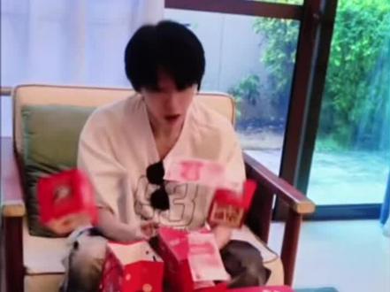 在淡人啵啵脸上看到这个表情竟然是因为——爸爸妈妈给准备的过年雷霆红包哈哈哈哈哈哈哈哈哈!羊爸羊妈难怪会生出这样古灵精怪的小双子吧!#杨博文周扬#杨博文 #周扬