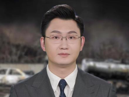 伊朗储油设施遭战机袭击后,德黑兰周边现罕见“黑雨”,居民出现呼吸困难。爆炸释放的有毒物质形成强酸性酸雨,易致皮肤灼伤、肺部损伤。伊朗相关机构提醒民众避免非必要外出,做好防护。(新华社)