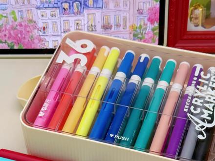 写个h,能干啥❓|丙烯马克笔简笔画🎨 2025倒计时啦!🐴马年即将到来~
一起来画个可爱的小马简笔画吧!
🎨晨光翻转马克笔
最近在用的丙烯马克笔,颜色鲜亮,覆盖力也很强,适合叠色!还有一个X翻转盒设计,画画时桌面也能整整齐齐✌️非常适合我(平时桌上东西超多🥹)太懂我了!
#丙烯马克笔 #画画教程 #简笔画教程 #跟着抖音学画画 #绘画教程