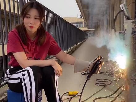 315工业级别电焊机,4.0焊条整天焊,220v,380v都能用,宽电压110v-560v都可以,发电机能带的焊机#电焊机 #德力西 #焊机