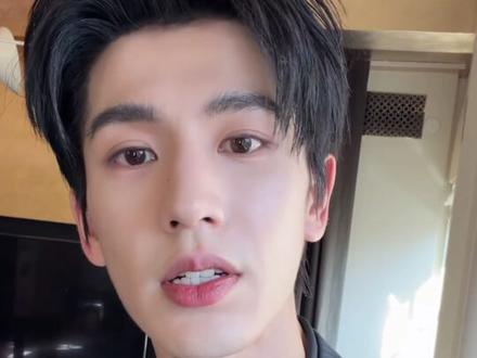 张凌赫你有点帅超标了 #gucci 纽约大秀造型#明星资讯 #时尚 #顶级建模脸 #撕漫男