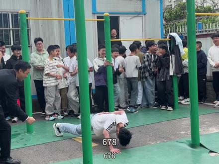 阳新三中尊异重特,人人出彩 阳新三中健康学校建设本周新闻人物:708班刘会捷同学,引体向上20个,单手俯卧撑20个。#学校现场实拍 #校园达人视角