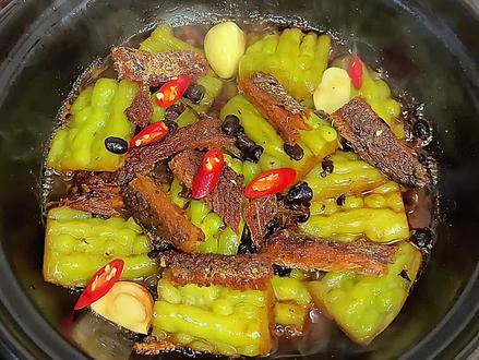 豆豉鲮鱼苦瓜煲,家常快手菜 香味扑鼻 好吃又下饭#苦瓜 #豆豉鲮鱼苦瓜 #家常菜