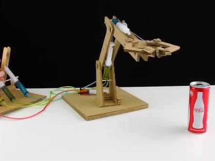 #挖掘机#手工diy每个男人都喜欢挖掘机,不如自己DIY一个液压机械臂,玩个痛快!