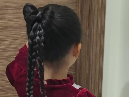 挑战给女儿编100款发型,第1款:蝴蝶结高马尾元气又可爱#儿童编发教程 #女童编发教程 #日常儿童编发 #真实生活分享计划