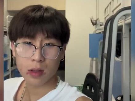 史上最邋遢大学生!被窝里长蘑菇,脚气堪称生化武器#室友 #卫生 #宿舍 #蘑菇哥