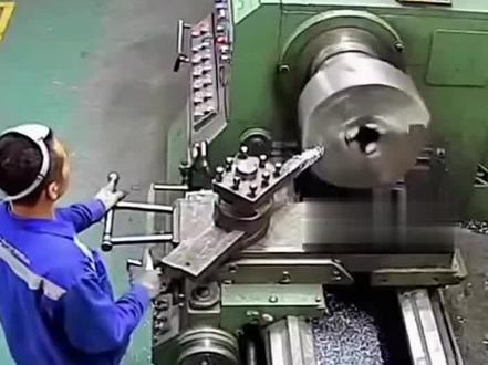 发生什么事了?#车床加工 #机械加工 #监控下不可思议的一幕 #创作者中心 #创作灵感