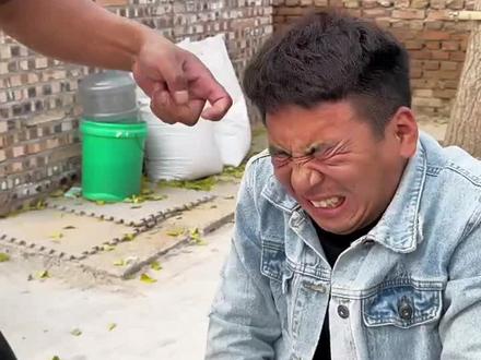 搞笑视频。炸金花之弹脑瓜崩#搞笑视频