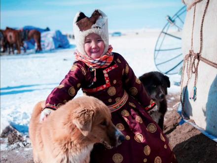 布里亚特人,蒙古人的一支,又称“布里亚特蒙古人”,也叫布拉特人。古代布里亚特人生活在贝加尔湖附近,属于《蒙古秘史》中的“林中百姓”,被成吉思汗长子术赤降服,后随蒙古军队西征。布里亚特蒙古人与后来的瓦剌人(也称卫拉特,厄鲁特)是近支。到蒙古帝国时代,被蒙古化,说蒙古语。到明朝崇祯年间,俄国崛起,向东向南扩张,并与驻牧贝加尔湖以东的布利亚特蒙古各部发生了激烈的冲突,经过25年的战争,俄国彻底征服布里亚特人,但其中一部分反抗俄国到底,向南移入喀尔喀领地。另外一部分布里亚特人,当清军在黑龙江以西打败俄国人时投向中国,被赐名“巴尔虎人”,编入八旗,并安置在呼伦贝尔地区。如今的布里亚特人主要分布在俄罗斯布里亚特自治共和国,大约有50万人,蒙古国和中国也有少量分布。 #蒙古 #俄罗斯 #中国