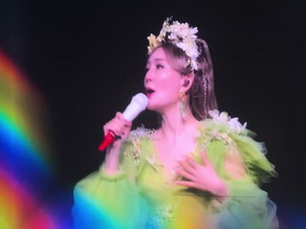 #谢娜演唱会 #快乐你懂的 非粉,小时候看快乐大本营时挺喜欢谢娜,但到不了粉丝的程度,看完了首场。评价就是,这480的票太值了,谢娜太牛了!她身上那种天不怕地不怕的为梦拼命的劲儿让我打从心底里佩服!爱折腾的高精力人群做什么都会成功的!
我老公最开始说他不去的,他也觉得谢娜能唱什么歌,但是昨天他去了现场一直说:居然还整得挺好的!漂亮,今天谢娜确实漂亮!她唱高音还可以呢!不错,很正能量!
所以不知道网上那些没去看现场的有啥好吐槽的,45岁的人,又唱又跳气息还稳稳的已经打败好些人了。况且整场的场布、舞美、灯光、服装都无可挑剔,还有整体的氛围都特别特别好,谢娜说话像拉家常一样,非常亲切,而且笑点特别多,我老公全程呲个大牙笑了半天,泪点也很多 (何老师流泪的时候我也快憋不住了)。最后灯光亮起的时候,大家都站着不走(这是我唯一看到亮灯几乎所有人站立没有离场的演唱会)。说是演唱会,更像是她的圆梦之旅,和一场非常快乐非常温暖非常正能量的见面会。娜姐好幸福,她的老公、女儿、家人朋友都好爱好爱她。
真的更加喜欢这种真实,不做作不矫情,为了梦想可以不顾一切的人了。她自己会在台上说“都说谢娜只有一首菠萝菠萝蜜嘛哈哈哈哈我今天就让你们听听我的其他歌”,从小县城走出去的人,敢于直面所有质疑并一一击碎,太强大了。
最后,其他歌还挺好听的。#谢娜成都 #谢娜
